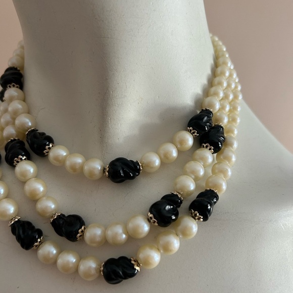 Elegant Pearl and Black Bead Necklace - Picture 3 of 8